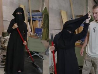 Tour na kořist - muslimský žena sweeping patro dostane noticed podle otočil na americký soldier