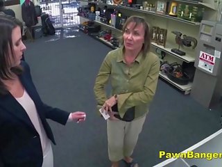 Customer takes prick in her upslika burungpun for awis