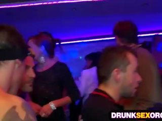 यौन जगाया शराबी कॉक suckers पर the पार्टी